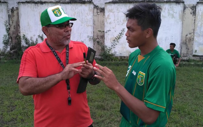Rachmat Irianto bersama Iwan Setiawan. Dia ingin bisa menembus skuad utama Persebaya - Image