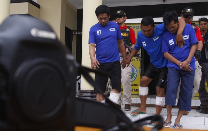 MELAWAN: Salah satu barang bukti kamera Canon 1DX dari komplotan tersangka pecah kaca Hamdani, Muhammad Irfan, dan Imam Safii ditunjukan saat gelar perkara di Mapolrestabes Surabaya. - Image