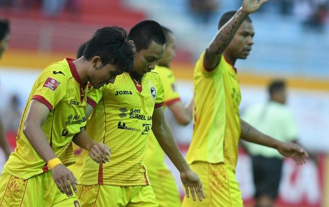 M. Ridwan (kedua dari kiri) akhirnya dilepas Sriwijaya FC dengan alasan regulasi. - Image