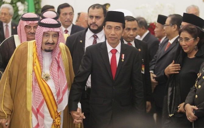 Presiden Joko Widodo saat menyambut Raja Arab Saudi Salman bin Abdulaziz Al Saud - Image