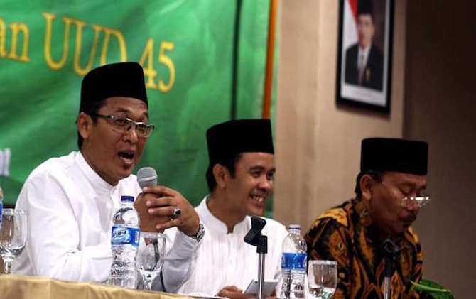 Ahmad Ishomuddin (kiri) - Image
