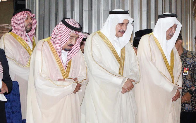 Raja Arab Saudi Salman bin Abdulaziz Al-Saud (tiga dari kanan) melaksanakan solat Tahiyatul Masjid di Masjid Istiqlal, Jakarta, Kamis (2/3). - Image