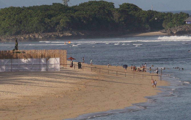 Suasana area pantai Nusa Dua yang digunakan Raja Salman berlibur, Minggu (5/3) - Image