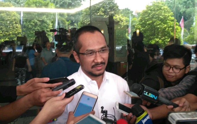 Mantan Ketua KPK Abraham Samad menjenguk Novel Baswedan - Image