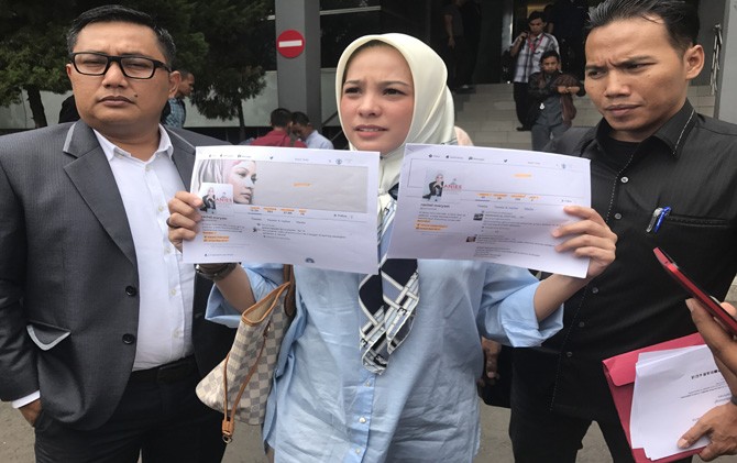 Caleg Gerinfra Rachel Maryam saat menunjukkan bukti akun twitternya yang dibajak - Image