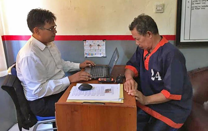 Eks pegawai kejaksaan, AL alias IJ (kanan) memakai baju tahanan saat diperiksa penyidik PPA Satreskrim Polres Batara, Senin (17/4) - Image