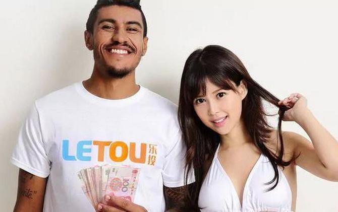 Paulinho berpose dengan bintan porno Jepang - Image