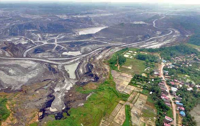 Desa Mulawarman, Kukar, bertahun-tahun dikelilingi tambang batu bara. Tampak pula rumah warga sekitar yang retak-retak karena tak jauh dari pertambangan yang menggunakan peledak. - Image