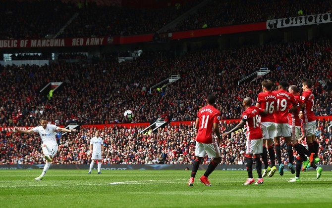Gol tendangan bebas Gylfi Sigurdsson memupuskan kemenangan Manchester United. - Image
