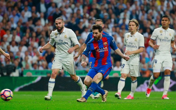 Lionel Messi mencetak dua gol saat Barcelona menang 3-2 di kandang Madrid - Image