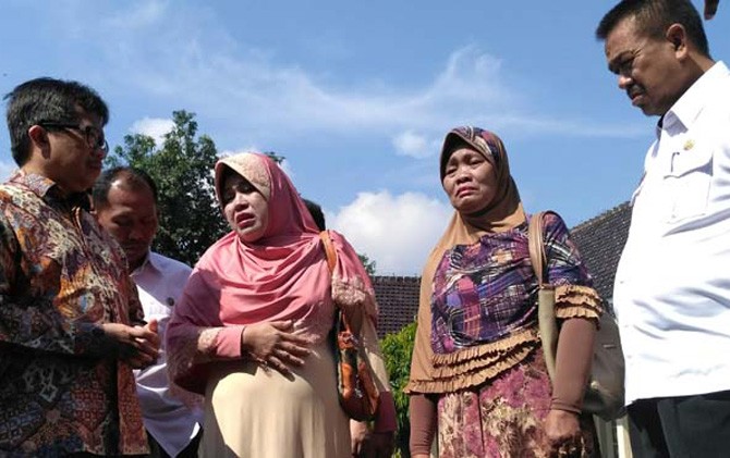 Perwakilan KJRI Jeddah dan Pemkab Majalengka mendampingi keluarga Tuti dan Eti di pendopo bupati, Kamis (6/4). KJRI terus berupaya membebaskan dua TKW tersebut dari hukuman mati. - Image