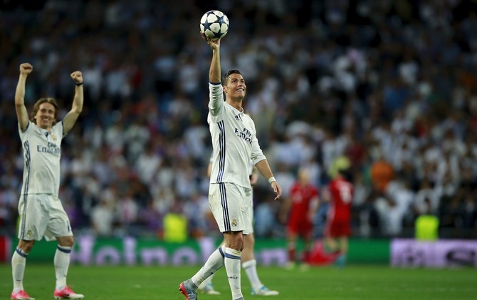 Cristiano Ronaldo mencatat hat-trick sempurna saat Real Madrid menang atas Bayern Muenchen. - Image