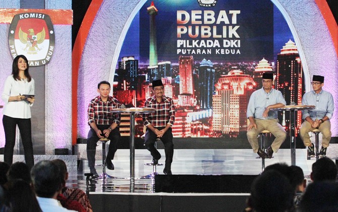 Kedua pasangan calon gubernur dan wakil gubernur DKI Jakarta, Ahok-Djarot dan Anies-Sandi ketika mengikuti debat final Pilkada DKI di Hotel Bidakara , Rabu lalu. - Image