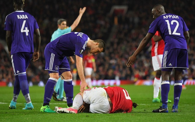 Zlatan Ibrahimvovic terkapar dan tak bisa melanjutkan pertadingan melawan Anderlecht. - Image