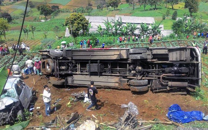 Evakuasi korban kecelakaan maut di jalur Puncah, Desa Ciloto, Kabupaten Cianjur, Jawa Barat. - Image