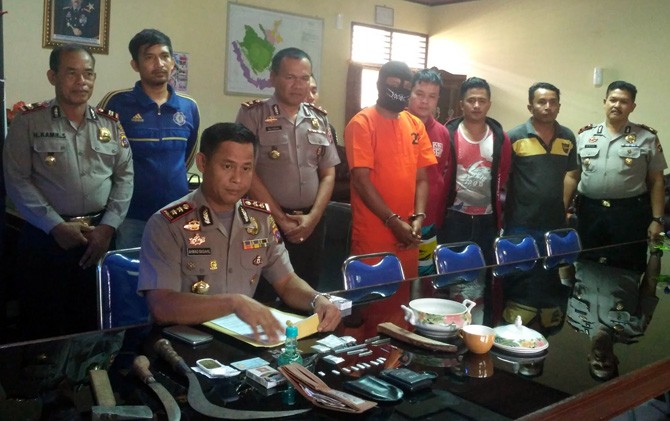 Kapolres Solsel AKBP Ahmad Basahil menggelar jumpa pers di Mapolres Solsel, kemarin (6/4/) usai penangkapan buron sabu AI, selama dua tahun. - Image