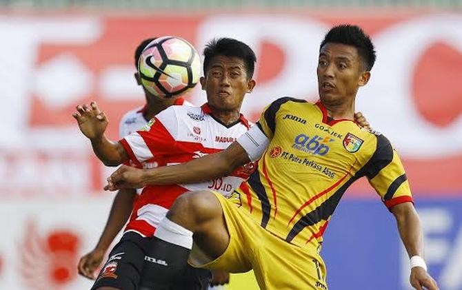 Bayu Pradana dan kawan-kawan sudah kebobolan lima gol dalam tiga laga terakhir. - Image