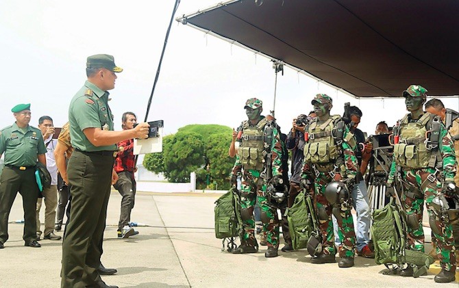 PERJUANGAN PASUKAN ELITE: Panglima TNI Gatot Nurmantyo bersama para aktor pemeran film Merah Putih Memanggil saat syuting di Halim Perdanakusuma, Jakarta, kemarin. - Image