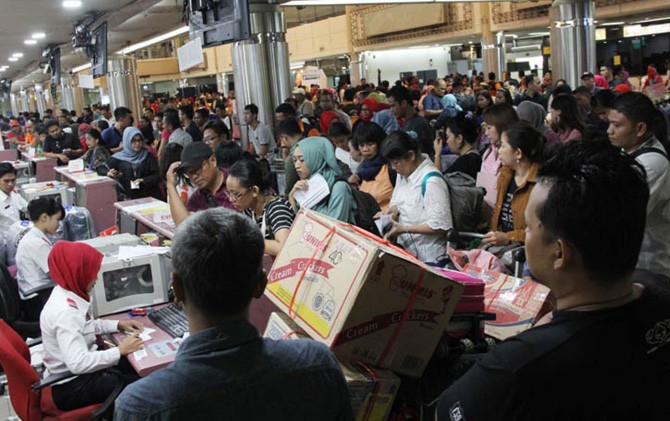 Calon penumpang memadati konter check in Bandara Hang Nadim Batam, Senin (24/4). - Image
