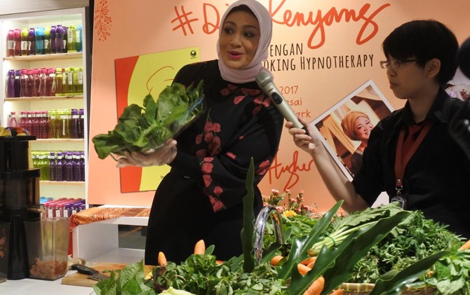 Hughes saat menunjukkan aneka sayuran yang diolah menjadi menu diet kenyang - Image