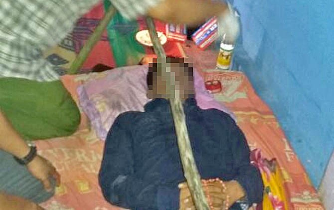 Jasad Bonivasius Wiro, mahasiswa Unka yang ditemukan tewas gantung diri di rumahnya, Dusun Lamau, Desa Perongkan, Kecamatan Sekadau Hulu, Kalbar, Jumat (7/4) malam. - Image