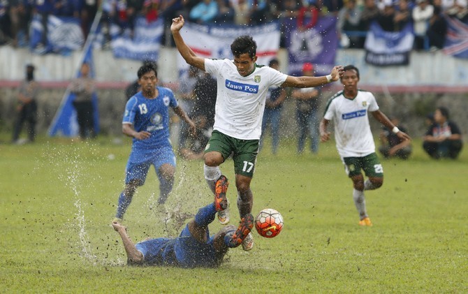Peran pemain tengah seperti Thaufan Hidayat akan lebih sentral seiring krisis striker yang melanda Persebaya. - Image
