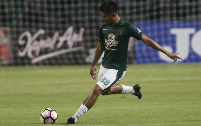BAGI PENGALAMAN: Bek Persebaya Rachmat Latief membagikan pengalamannya bertemu Martapura FC. - Image