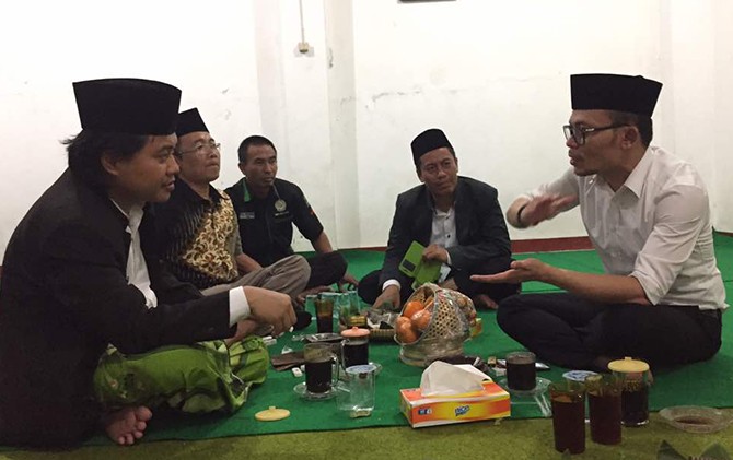 Menaker Hanif Dhakiri (paling kanan) bersama Pengasuh Ponpes API Tegalrejo Magelang KH Yusuf Chudlori dan Wakil Bendahara Umum DPP PKB Bambang Susanto (kiri) di sela-sela Haul Agung Sunan Pandanaran di Bayat, Klaten, Jawa Tengah. - Image