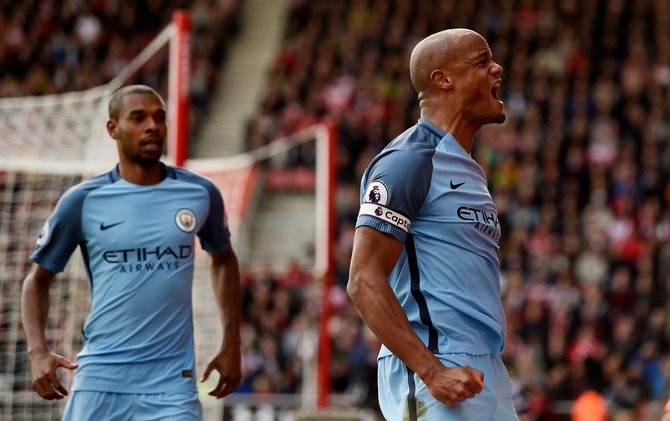 Vincent Kompany mencetak gol pembuka Man City - Image