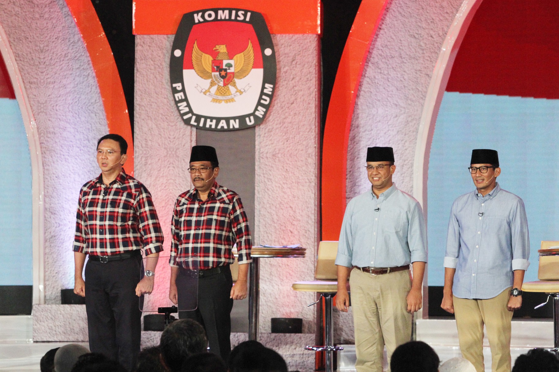 Para peserta Pilgub DKI Jakarta putaran kedua, pasangan Ahok-Djarot (kiri) dan Anies-Sandi - Image
