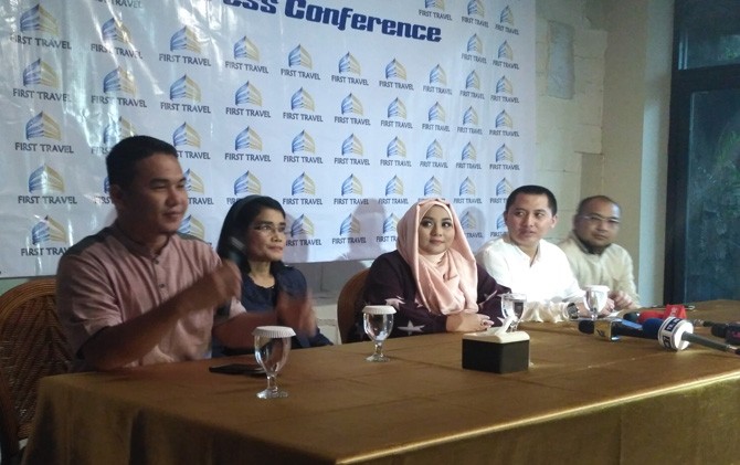 Wakil Direktur First Travel Anniesa Hasibuan saat memberikan keterangan pers - Image