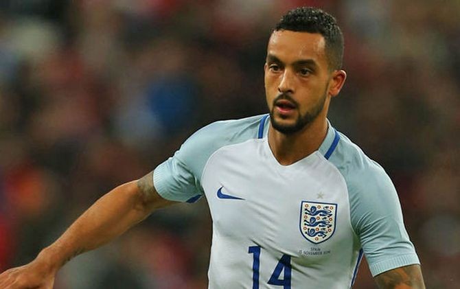 Theo Walcott, pemain muda yang dianggap pantas jadi pemimpin di Inggris itu memilih gantung sepatu di usianya yang 34 tahun. - Image