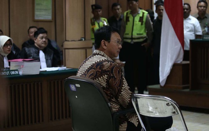 Ahok saat menghadapi persidangan terkait kasus yang melilitnya - Image