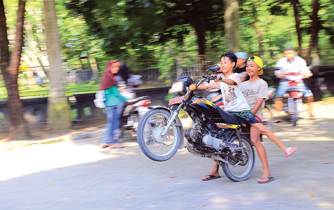 FREESTYLER: Dua bocah standing di atas kendaraan pelat merah di Desa Kawu, Kecamatan Kedunggalar, Ngawi. - Image