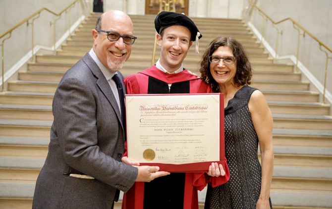 Mark Zuckerberg diapit oleh ayahnya Edward Zuckerberg dan ibunya Karen Kempner setelah mendapat gelar doktor bidang hukum. - Image