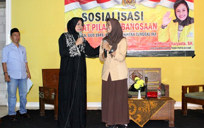 Anggota Komisi VIII DPR, Wenny Haryanto ketika menggelar Sosialisasi Empat Pilar di SMK Al Muhtadin, Cipayung, Kota Depok, Jawa Barat. - Image