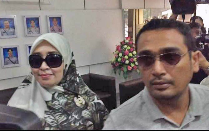 Firza Husein (kiri) didampingi sang adik, Fifi Husein, saat mendatangi Polda Metro Jaya, Selasa (16/5) - Image