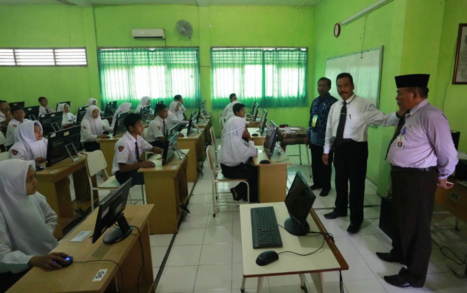 BERI SEMANGAT: Wabup Moh. Qosim (tengah) berdialog dengan peserta unas SMP Negeri 1 Kedamean Selasa (2/5) didampingi Kadispendik Gresik Mahin (kanan). - Image