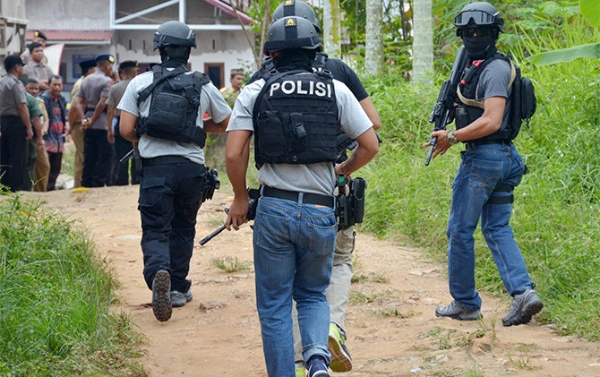 Tim Gegana Polda Jambi dan Densus 88 melakukan penggeledahan di kediaman terduga teroris di RT 35 Kampung Bugis, Kelurahan Kenali Besar, Kota Jambi. - Image