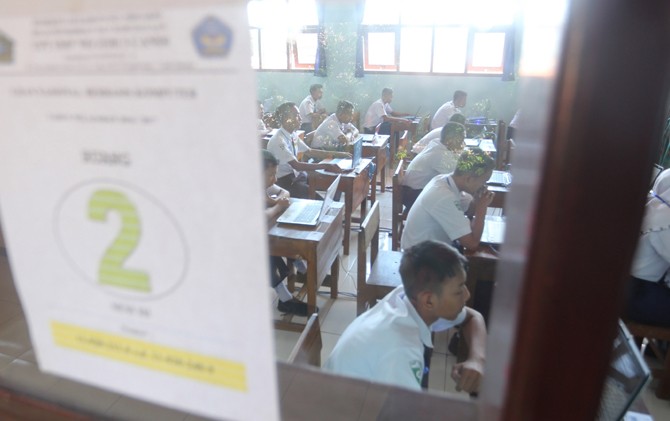 SEMANGAT: Pelaksanaan UNBK hari pertama di SMPN 3 Candi relatif berlangsung lancar. Siswa-siswi pada Selasa (2/5) mengerjakan soal bahasa Indonesia. - Image