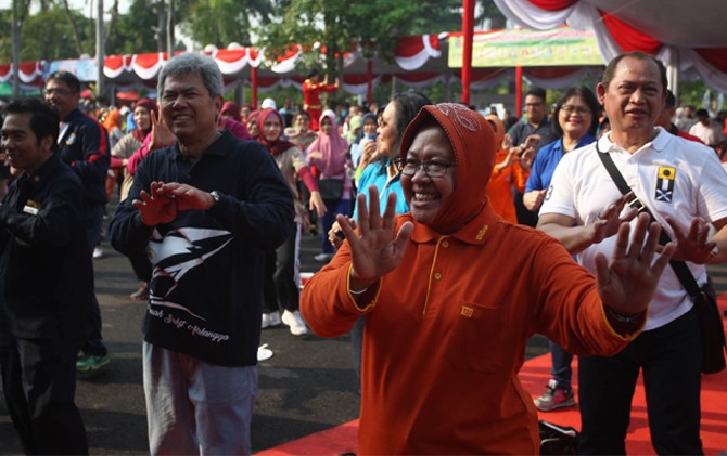 SEHAT: Wali Kota Surabaya Tri Rismaharini mengikuti senam bersama saat pembukaan Surabaya Health Season kemarin. Kegiatan tersebut merupakan rangkaian peringatan hari jadi Kota Surabaya. - Image
