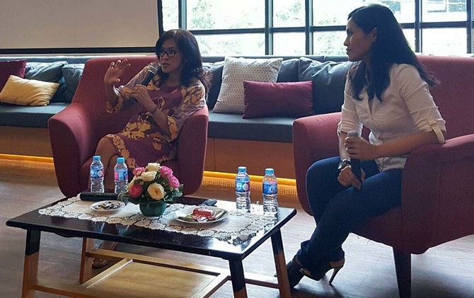 Dr. dr. Fiastuti Witjaksono, MS., MSc., Sp.GK(K) (kiri, kacamata) - Image