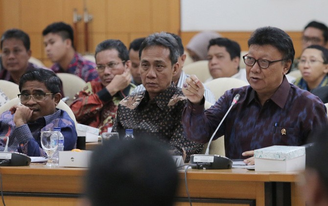 Mendagri Tjahjo Kumolo (Kanan) - Image