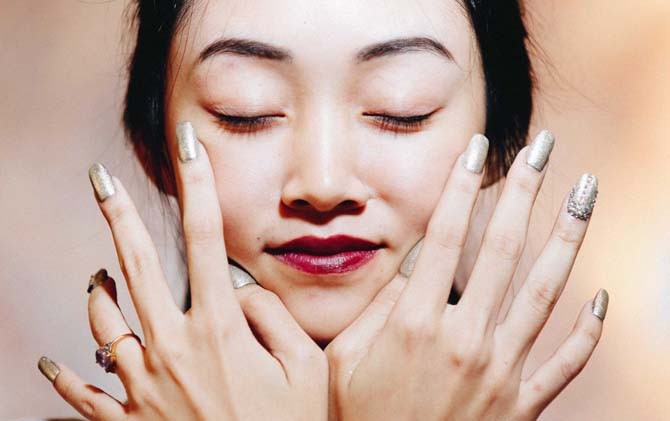 METALIK: Model menggunakan warna kuku crome yang berkilau. - Image