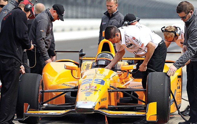 SUPPORT LUAR BIASA: Fernando Alonso melakukan persiapan bersama tim kolaborasi McLaren dan Andretti Autosport sebelum melakukan debut naik IndyCar di Indianapolis Motor Speedway (3/5) WIB. - Image
