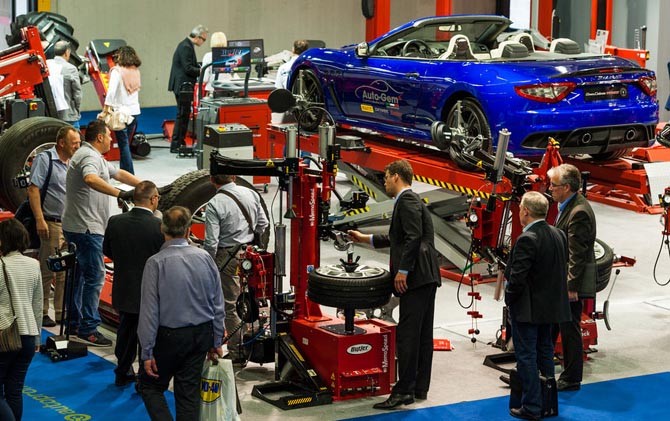 MERIAH: Pengunjung memadati pameran automotive tools and equipment Autopromotec 2017 di Bologna, Italia, pekan lalu. - Image