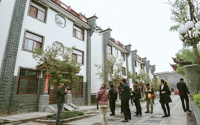 RUMAH MEWAH: Rombongan dari Indonesia berkeliling di kompleks permukiman warga Desa Dayingjie, Kota Yuxi, Yunnan, Tiongkok, yang dibangun dari hasil usaha desa. - Image