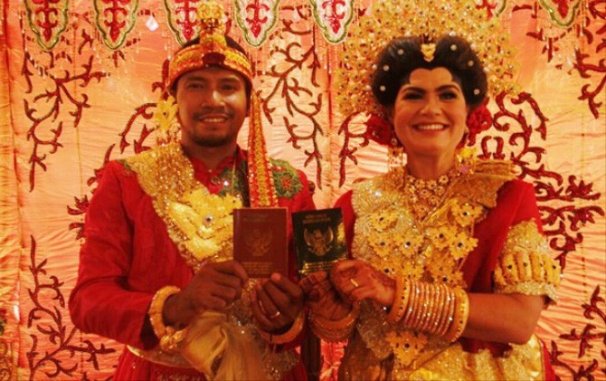 Arifin Tinullu bersama istrinya, Sopiah - Image