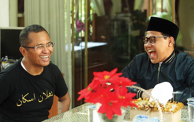 TOMBO KANGEN: Dahlan Iskan bercanda dengan Ketua Umum PKB Muhaimin Iskandar. - Image