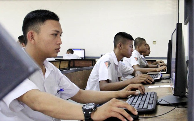 Siswa SMK di Batam mengikuti UNBK. - Image